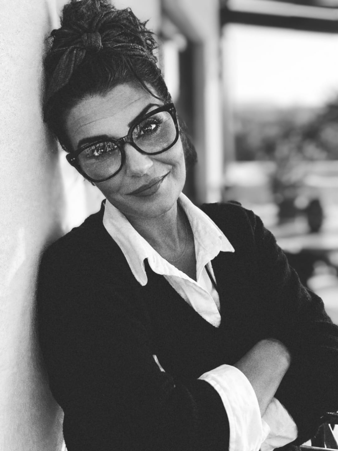 Selma Khalil, lächelnd im schwarz-weißen Business-Porträt